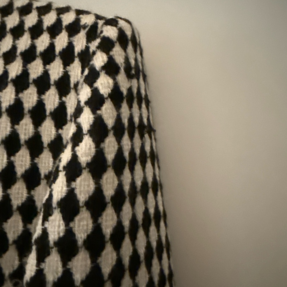 Ungaro Paris wool and velvet harlequin houndstooth jacket
Made in Italy
Size 12 - Picture 3 of 8